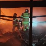 BOMBEROS DE TEXCOCO APOYAN A HOMOLOGOS EN INCENDIO OCURRIDO EN FÁBRICA