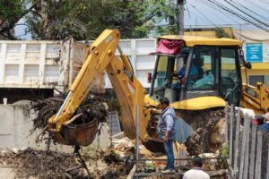 GOBIERNO DE NAUCALPAN DESPLIEGA OPERATIVO DE EMERGENCIA TRAS DESBORDAMIENTO DEL RÍO HONDO