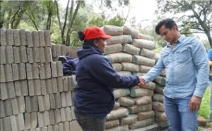 RAZIEL CHAVARRÍA ENTREGA APOYO A FAMILIA AFECTADA POR INCENDIO EN JILOTZINGO