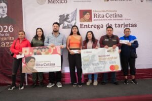 CONTINÚAN ALCALDE ISAAC MONTOYA Y ELIZABETH ROCHA CON LA ENTREGA DE TARJETAS DE LAS BECAS RITA CETINA