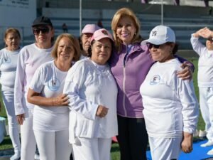 ADULTOS MAYORES PROMUEVEN LA ACTIVIDAD FÍSICA EN MEGA CLASE DE YOGA EN ATIZAPÁN