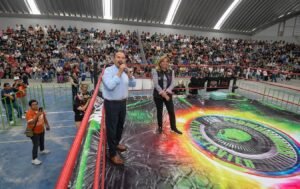 PEDRO RODRÍGUEZ Y PATY ARÉVALO CELEBRAN A LOS PAPÁS ATIZAPENSES CON UNA GRAN FUNCIÓN DE LUCHA LIBRE