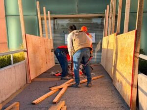AUTORIZAN INSTALACIÓN DE TÚNEL DE PROTECCIÓN PEATONAL EN PLAZA LUNA PARC TRAS FALLA EN FACHADA