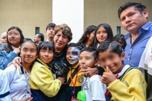 ENTRE ABRAZOS Y SONRISAS, GOBERNADORA DELFINA GÓMEZ RECIBE A NIÑAS Y NIÑOS EN LA OFRENDA MONUMENTAL DE PALACIO DE GOBIERNO DEL EDOMÉX